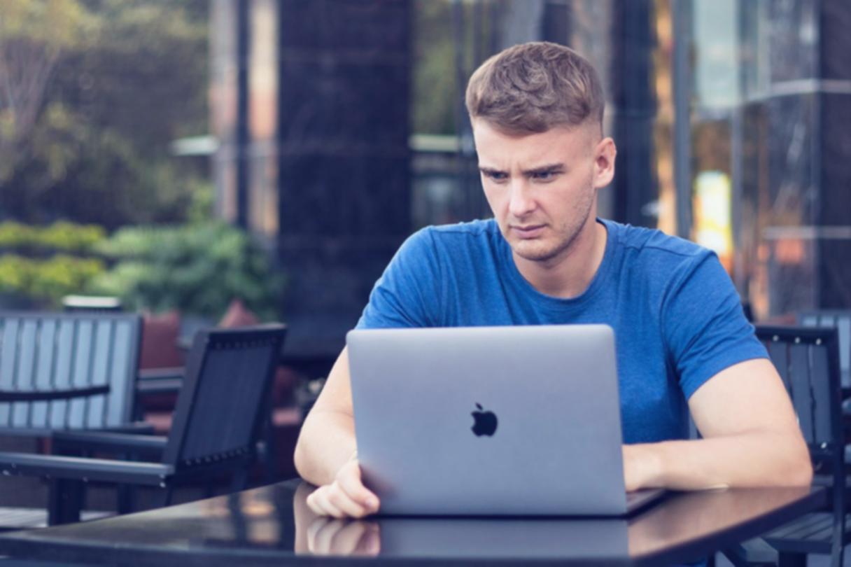 Pantalla mostrando métricas de contenido antes y después de optimización